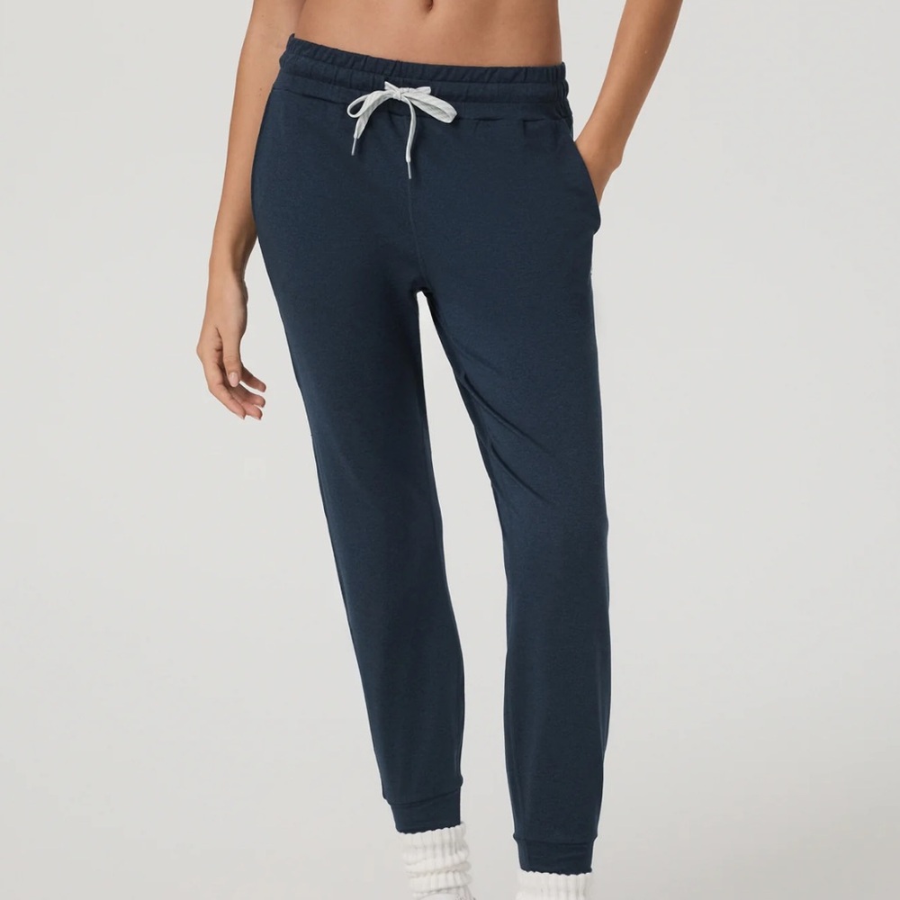 Vuori Women’s Small Performance Jogger in Heathered Navy